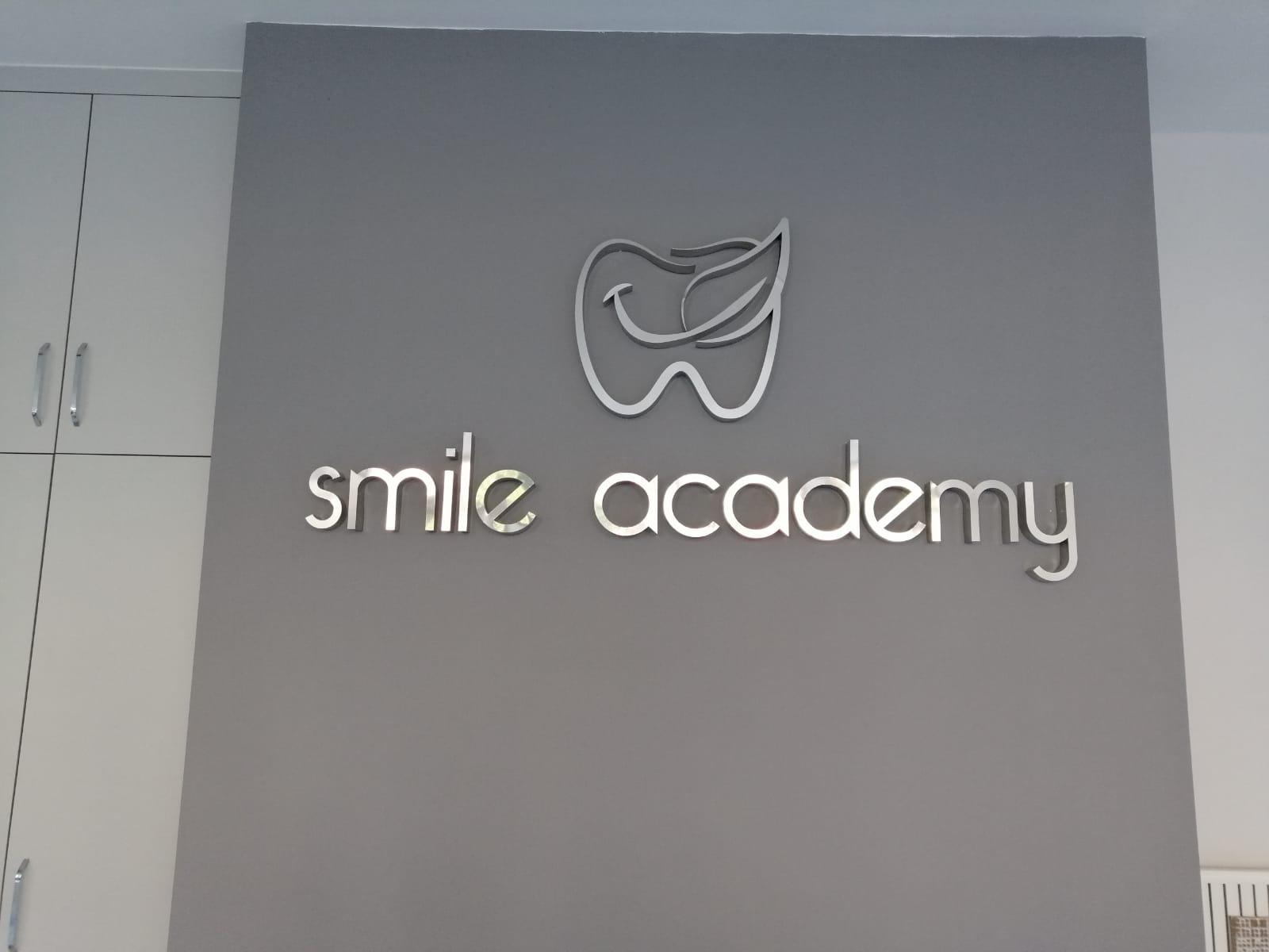 Smile Academy Banko Arkası Krom Harf Tabela