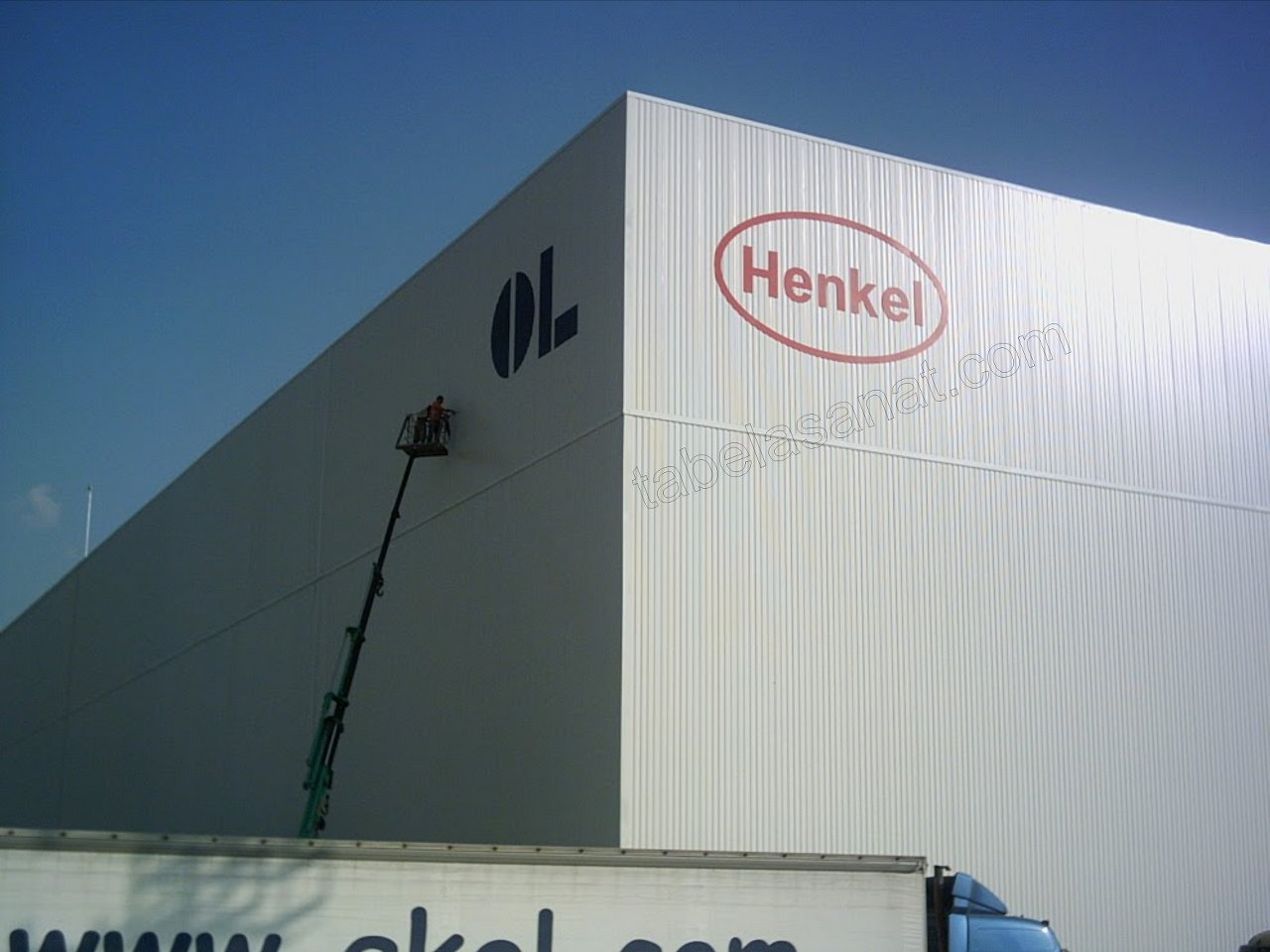 henkel çatı cephe boyalı yazımı